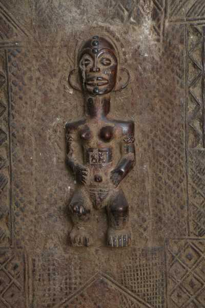 tchokwe.(porte), d`afrique : Rép.démoncratique du Congo., statuette tchokwe.(porte), masque ancien africain tchokwe.(porte), art du Rép.démoncratique du Congo. - Art Africain, collection privées Belgique. Statue africaine de la tribu des tchokwe.(porte), provenant du Rép.démoncratique du Congo., 967/106à108.Pièce exceptionnelle.Porte de la hutte des accouchements chez les tchokwé.
150cmx 50cm.Quatre belles têtes sculptées. Une dans chaque coin.Au milieu une femme couchée sur le dos pour accoucher,le tout entouré de dessins géométriques;19eme,début 20eme sc.(Verwilghen)

Buitengewoon Stuk:Deur van de bevallingshut van de Tchokwe h.150cm.x50cm.b.Met vier mooi gebeeldhouwde Tchokwe koppen in ieder hoek.In het midden een vrouw die op haar rug ligt om te bevallen.Dat alles omringd met geometrische versieringen 19de,begin 20ste eeuw.
. art,culture,masque,statue,statuette,pot,ivoire,exposition,expo,masque original,masques,statues,statuettes,pots,expositions,expo,masques originaux,collectionneur d`art,art africain,culture africaine,masque africain,statue africaine,statuette africaine,pot africain,ivoire africain,exposition africain,expo africain,masque origina africainl,masques africains,statues africaines,statuettes africaines,pots africains,expositions africaines,expo africaines,masques originaux  africains,collectionneur d`art africain